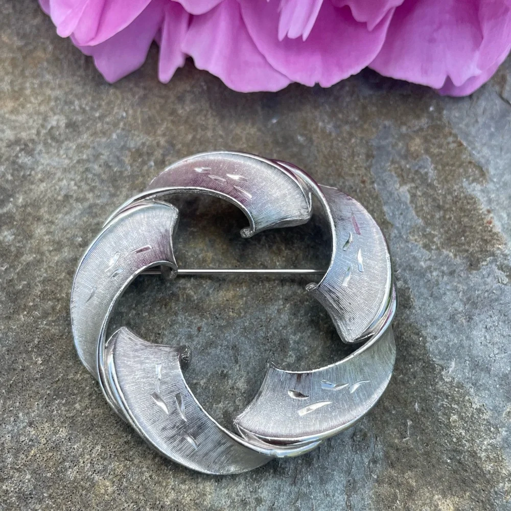 Vintage Brushed Silver Wreath Circle Ribbon Brooch